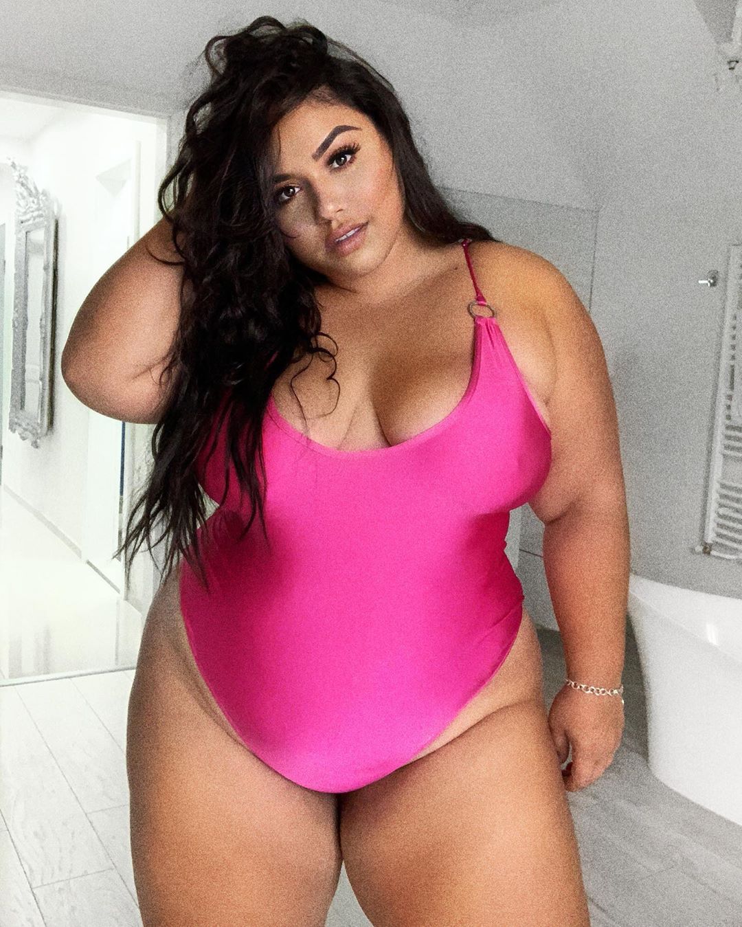 O hot pink é uma tonalidade de rosa bem vibrante, que mistura o pink com um...